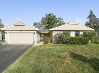 680 Shady Grove Ln, Buffalo Grove, IL