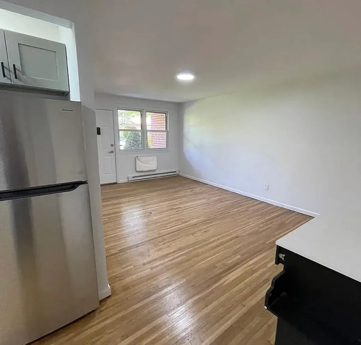 3 bed, 1000 sqft, $3,193 — Photo 2