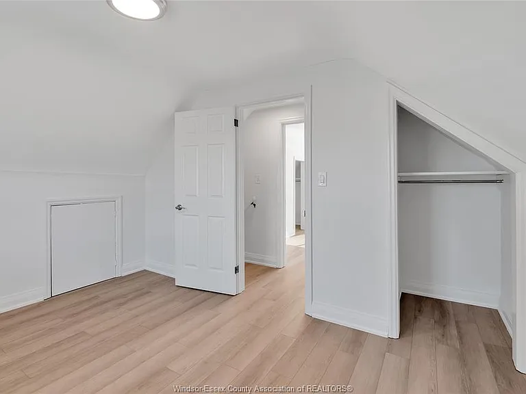 6633 Wyandotte St E — Photo 14