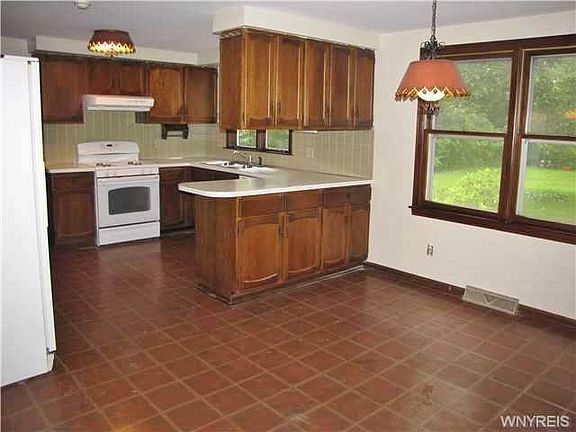 4th image of 85 Fernwood Ln