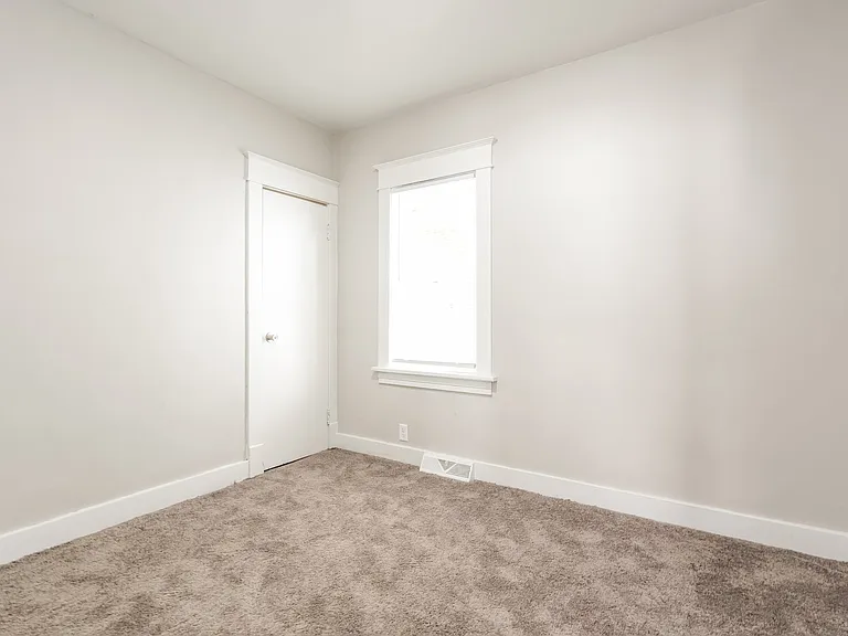 1498486_026_bedroom_13077999.jpg
