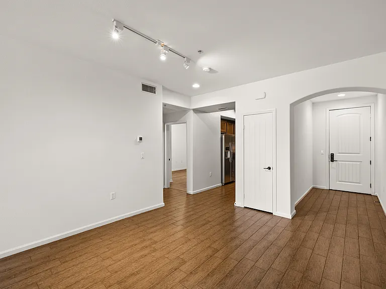 Le Blanc Apartments — Photo 19