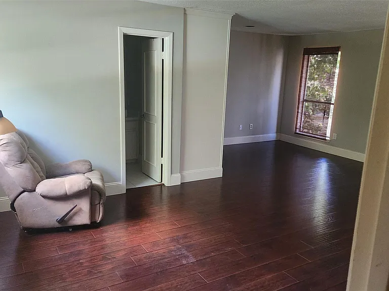 2127 Manor Green Dr — Photo 40