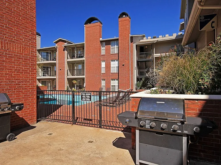 Lincoln Park Apartments — Photo 21