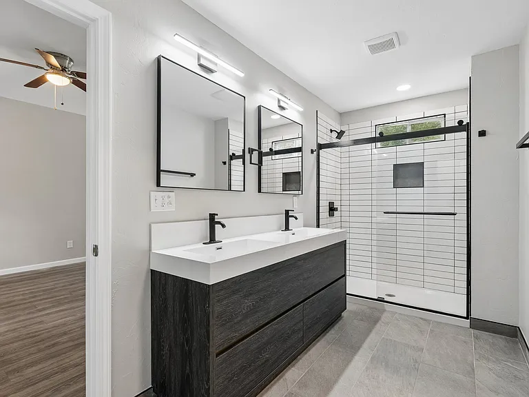 Ensuite bath 1