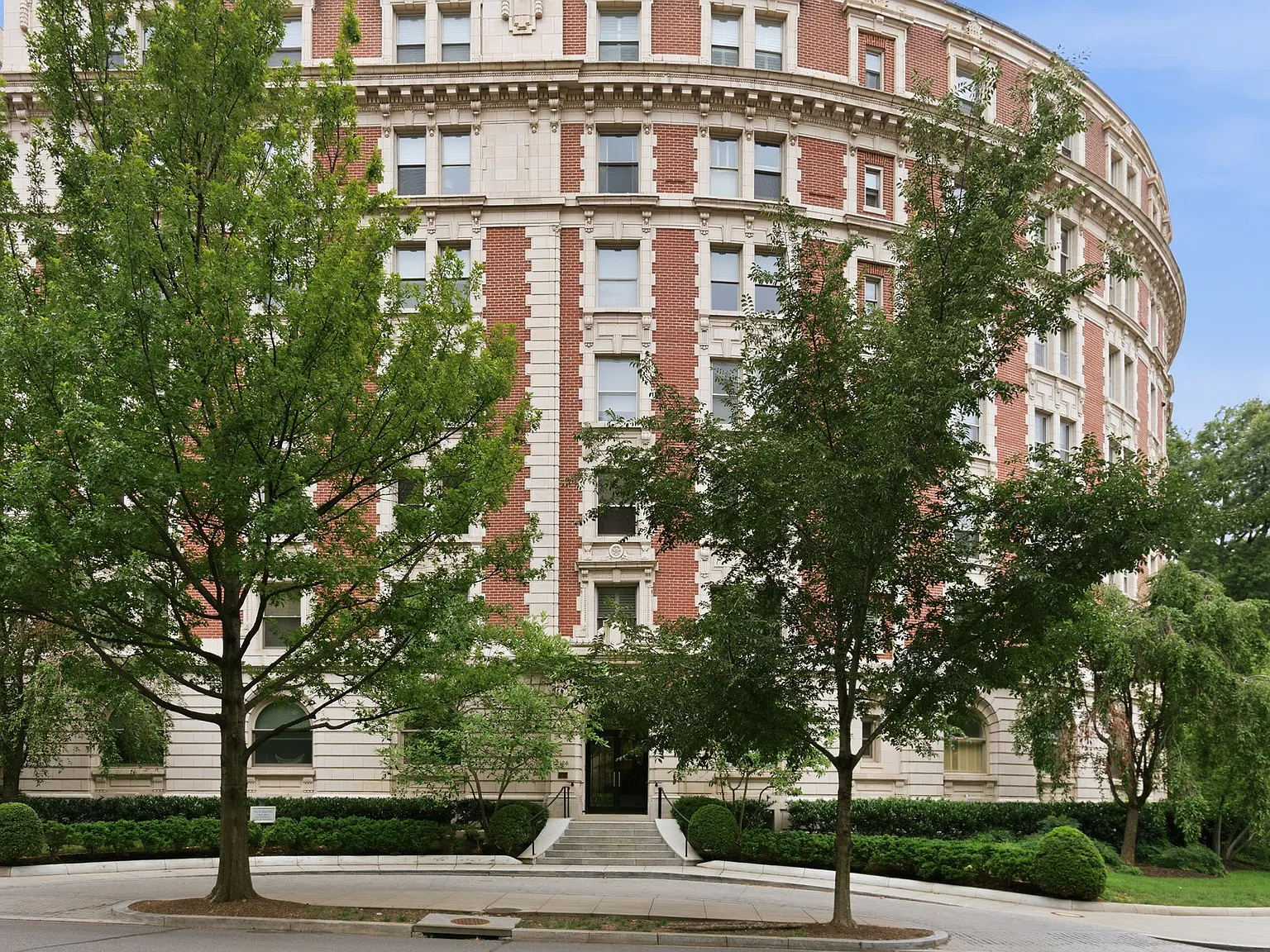 Elegant Furnished Apartment in Historic DC Building — Photo 2