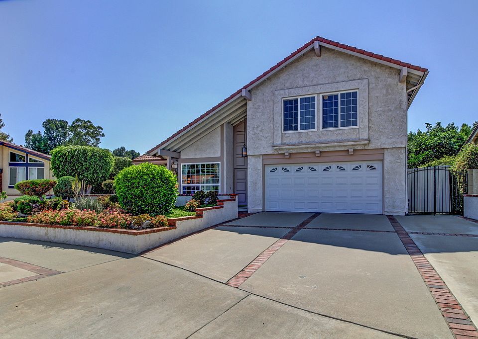 Large driveway for parking