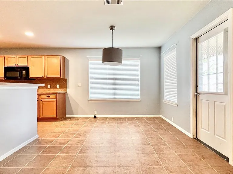 784 Kingfisher Ln — Photo 4