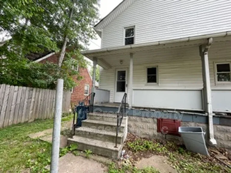 1911 E 34th St — Photo 26