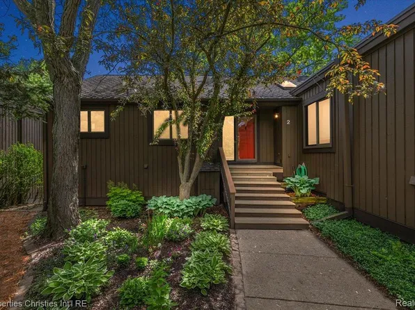 2 Eastbury Ct, Ann Arbor, MI 48105