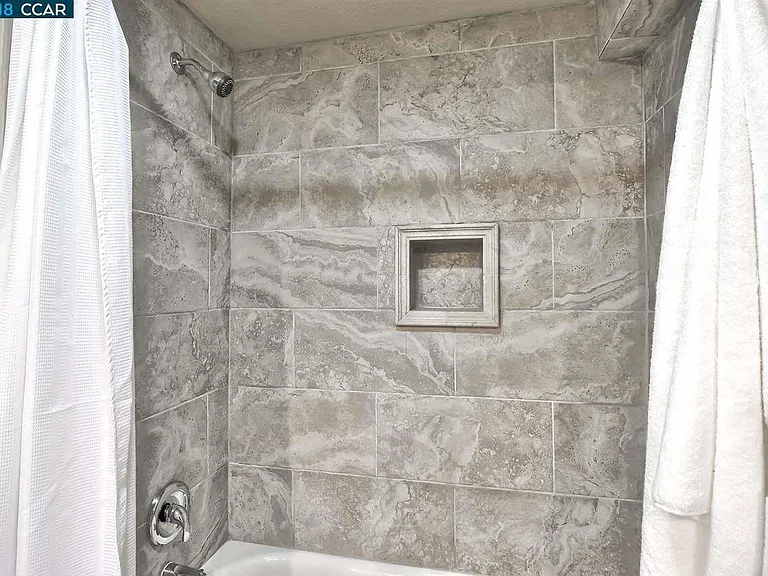 136 Moraga Way #B — Photo 9