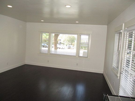 5th image of 2300 De La Vina St APT 4