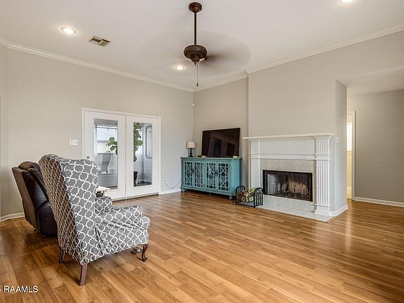 4th image of 303 N Rushmore Ln