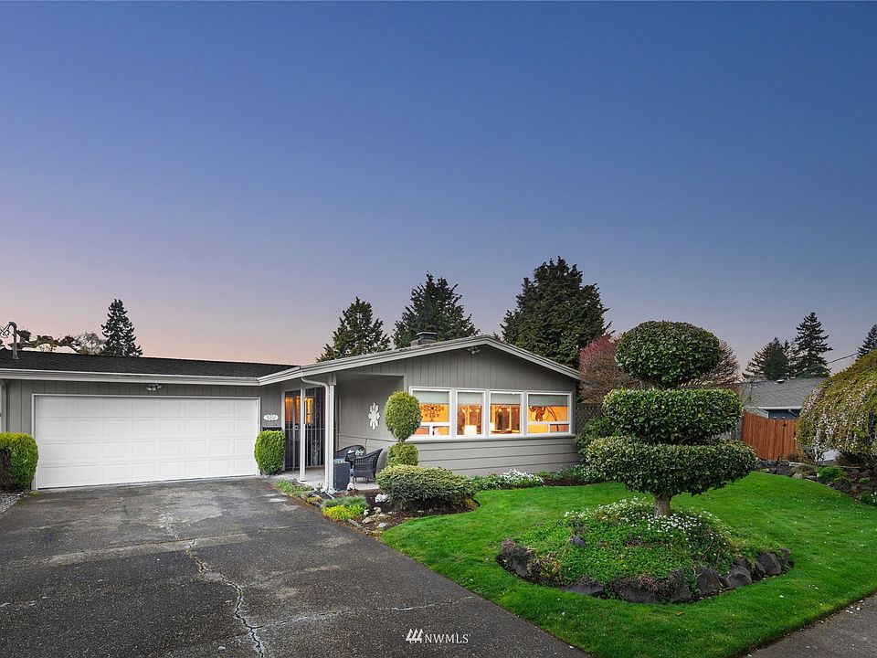 Welcome to Westgate! Desirable rambler on corner lot now to market.