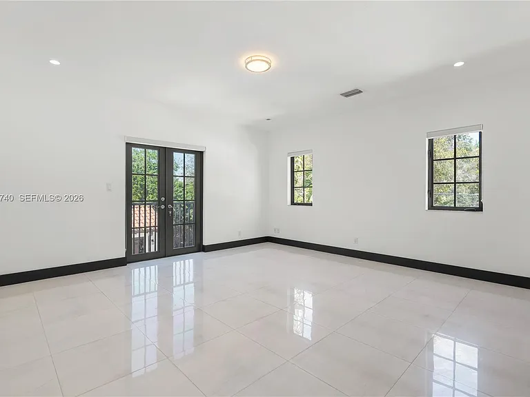 519 Alhambra Cir — Photo 54