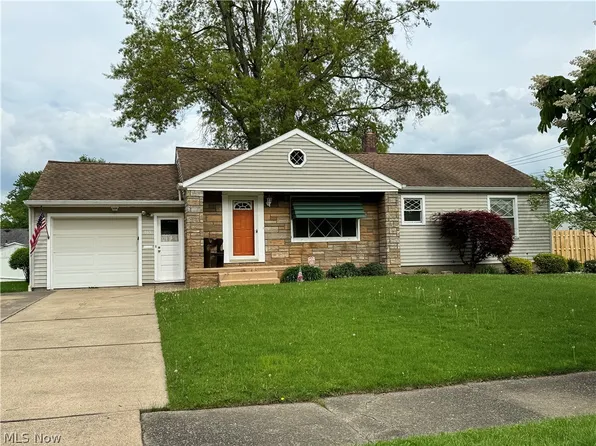 969 Woodlawn Ave, Girard, OH 44420