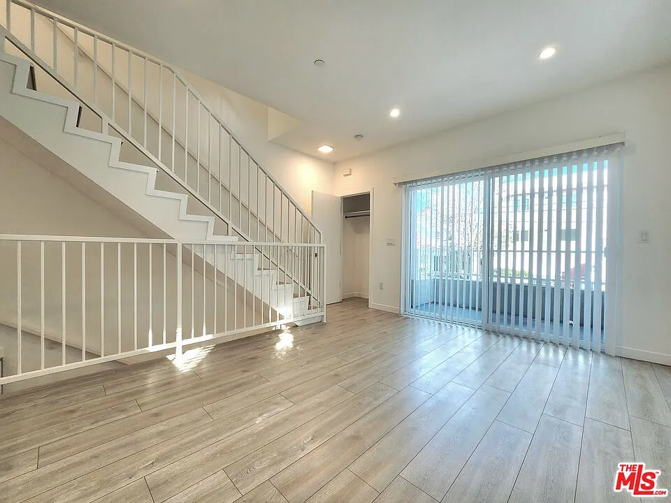 3 bed, 3.0 bath, 5676 sqft, $3,800 — Photo 3