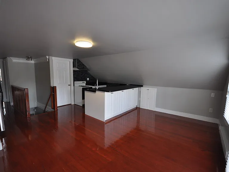 7505 Kingsway — Photo 2