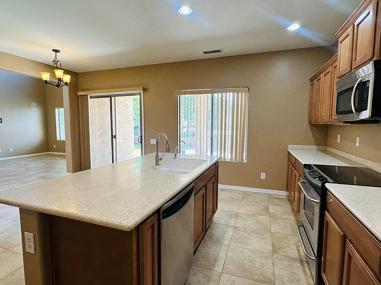 2138 W Marconi Ave — Photo 11