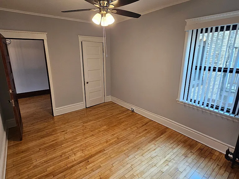 West Franklin Avenue Apartments — Photo 24