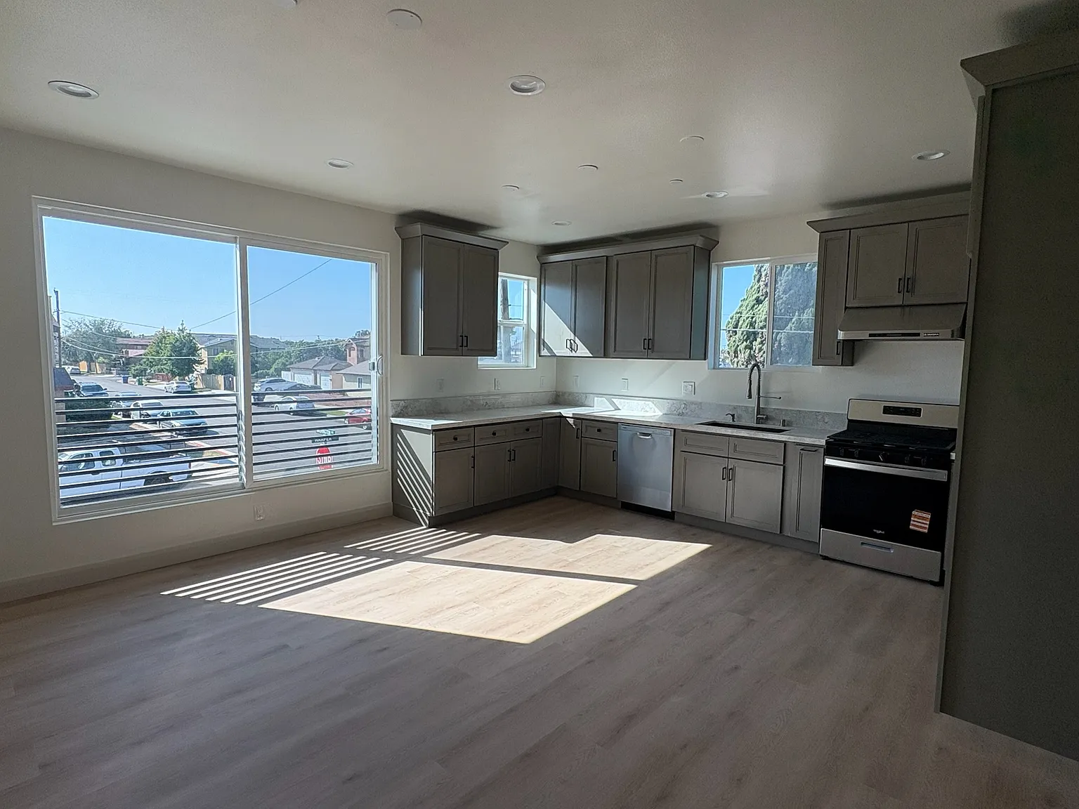 3 bed, 3.5 bath, 1564 sqft, $4,300 — Photo 4