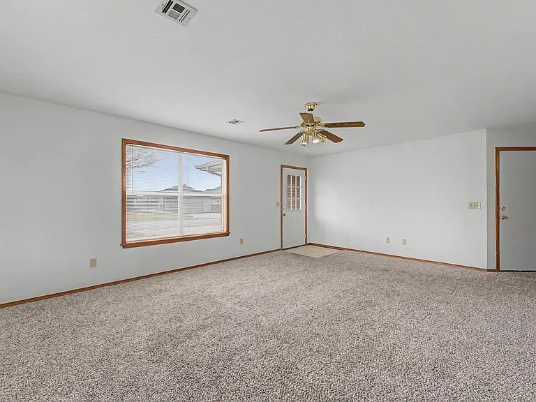 194 Hall Dr — Photo 2