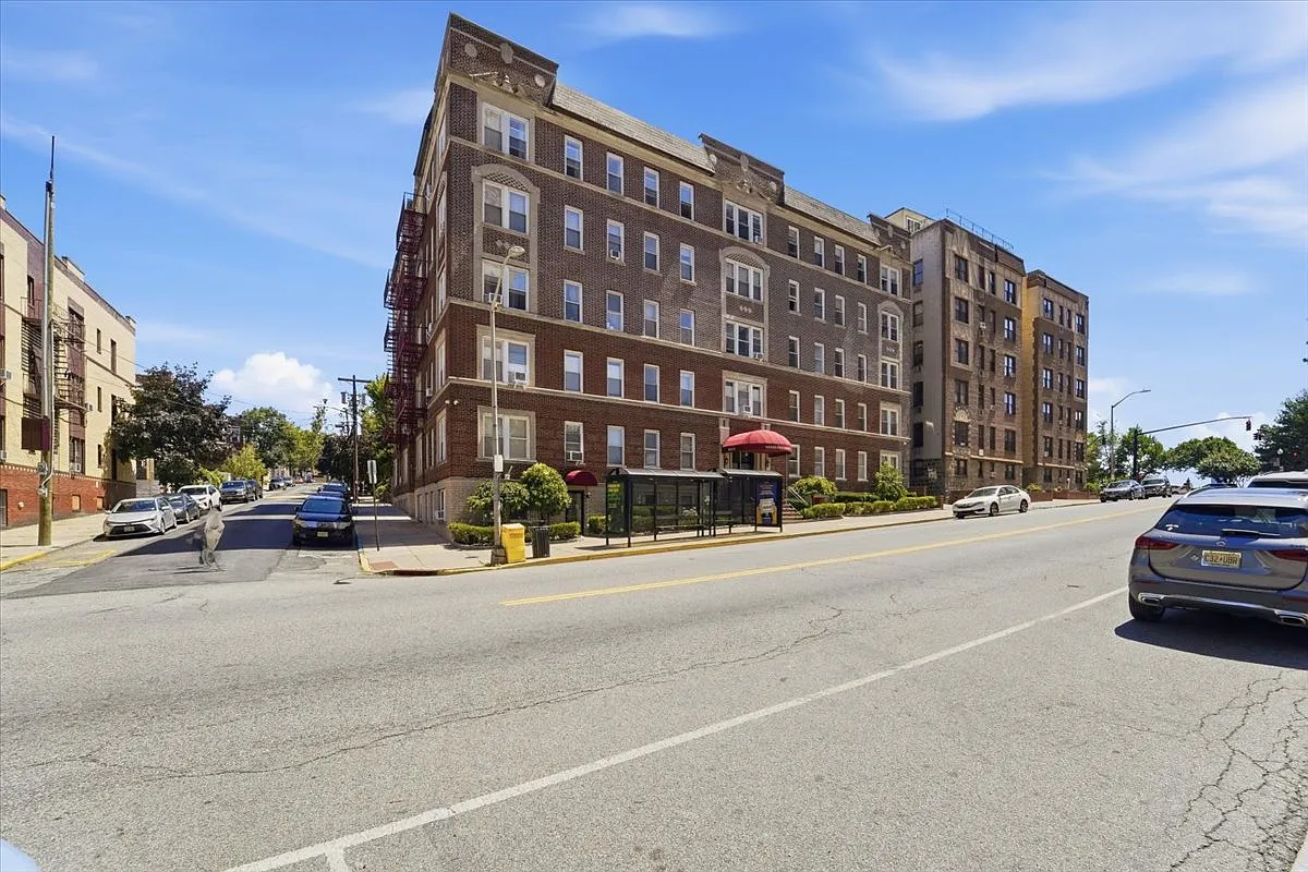 2 bed, 790 sqft, $2,575 — Photo 2
