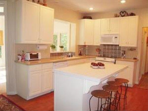 5th image of 1323 Chaucer Pl