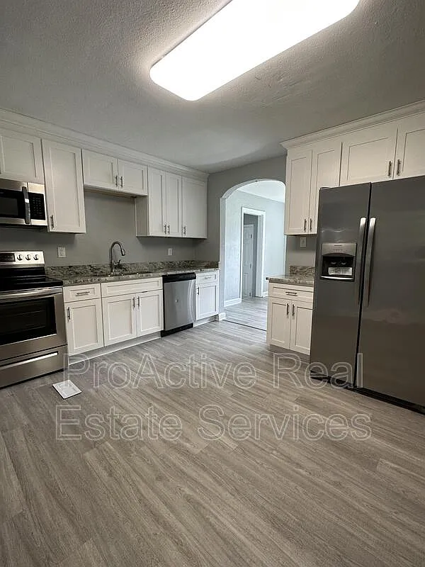 4 bed, 2.0 bath, 1300 sqft, $2,200 — Photo 4