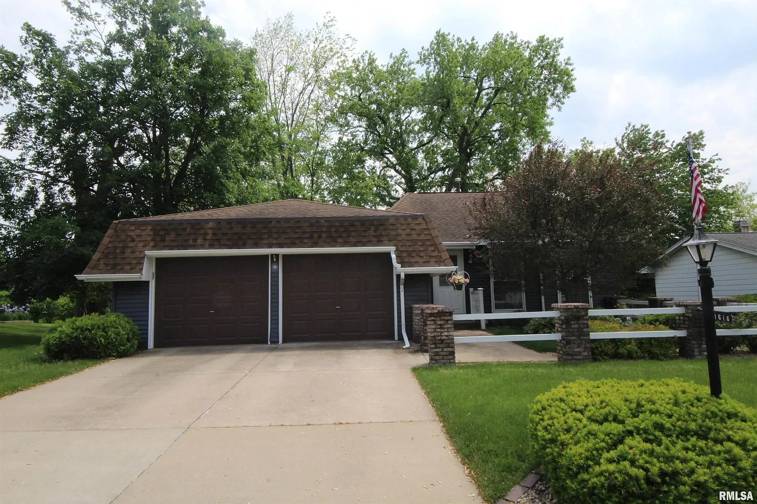 1616 W Queens Court Rd photo 1