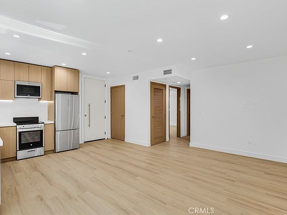 5th image of 4851 1/2 Woodman Ave
