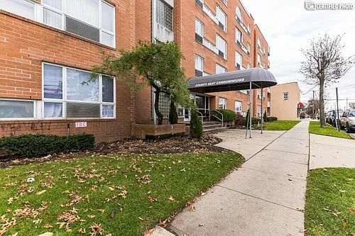 205 Mineola Blvd #2I Photo 1