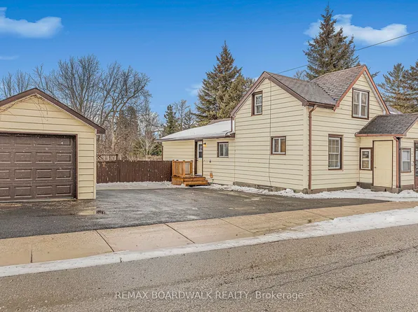 32 Cockburn St, Perth, ON K7H 2B2