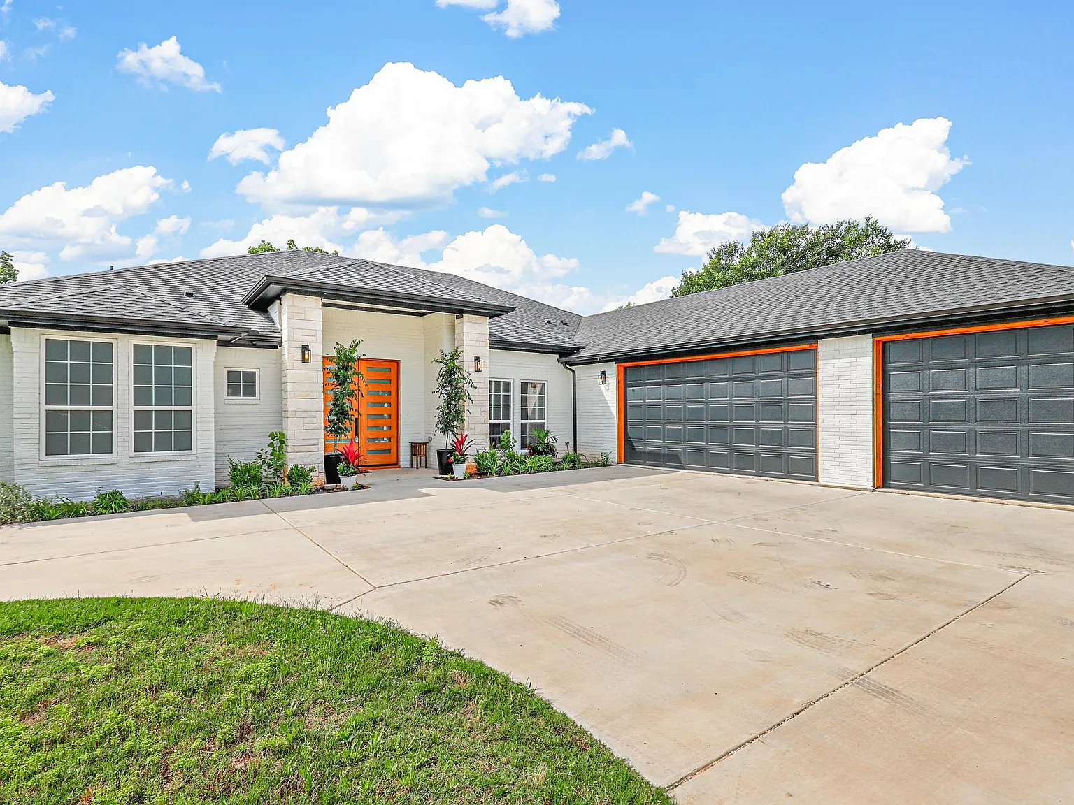 4 bed, 2902 sqft, $4,000 — Photo 2