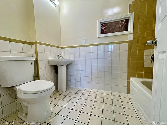 5th image of 26141 Yale St