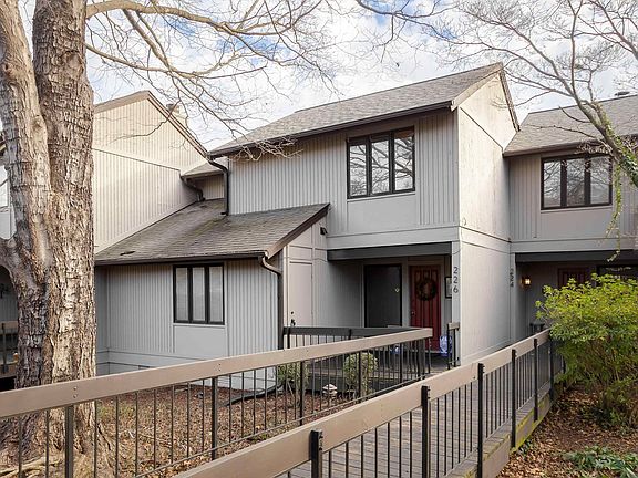 3rd image of 226 River Point Rd