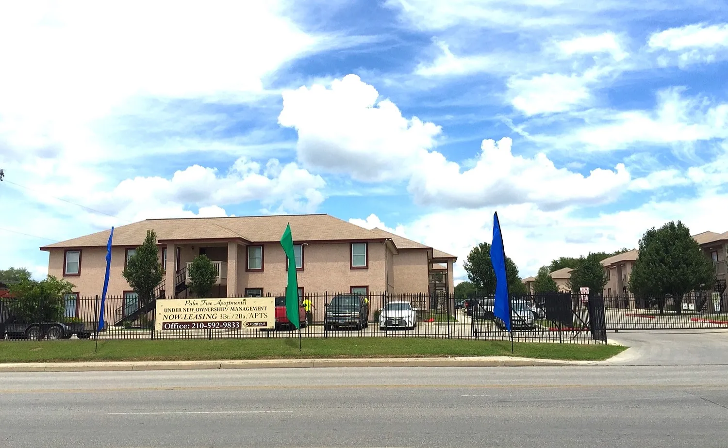 The Palm Tree Apartments — Photo 1