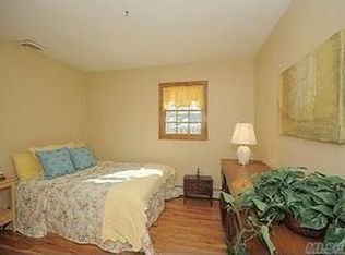 35 Hill St, Northport, NY 11768