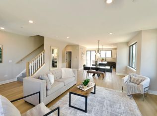 160 Pointe Dr, Northbrook, IL 60062