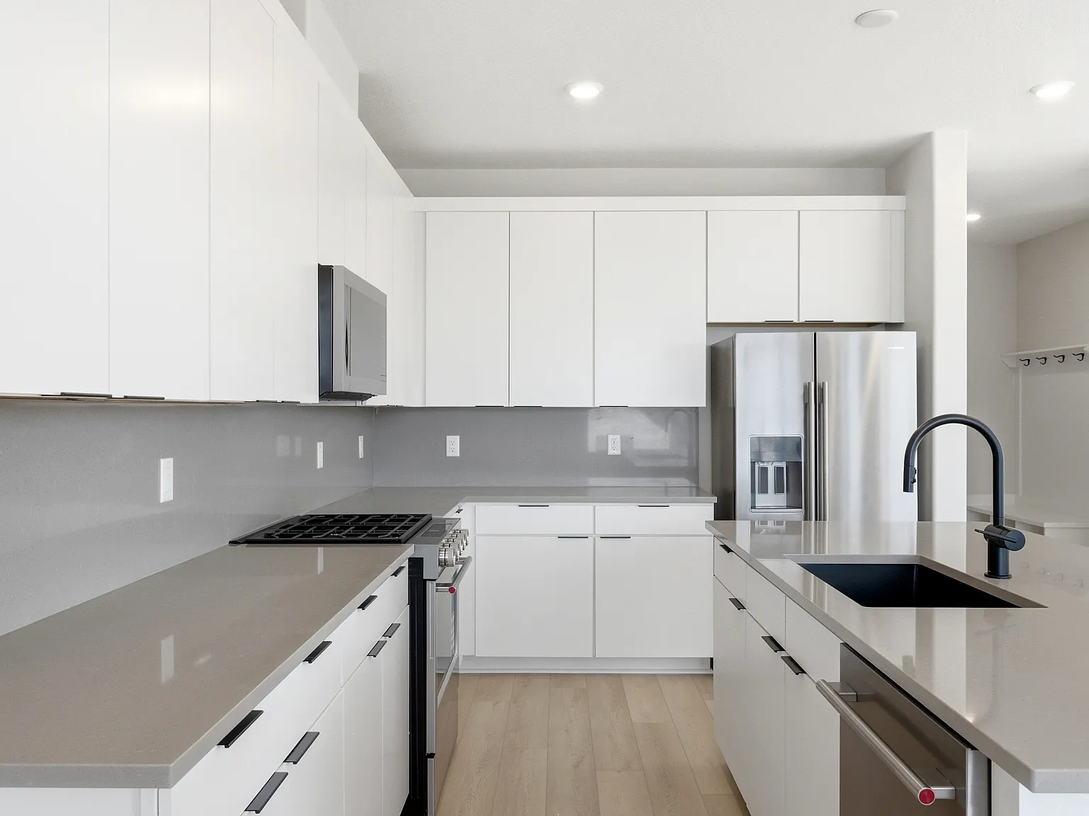 3 bed, 2471 sqft, $3,200 — Photo 4