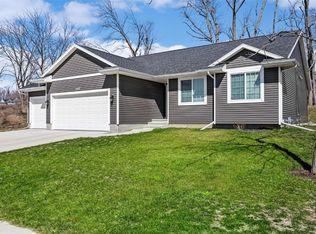 1802 Shady Grove Rd SW, Cedar Rapids, IA 52404