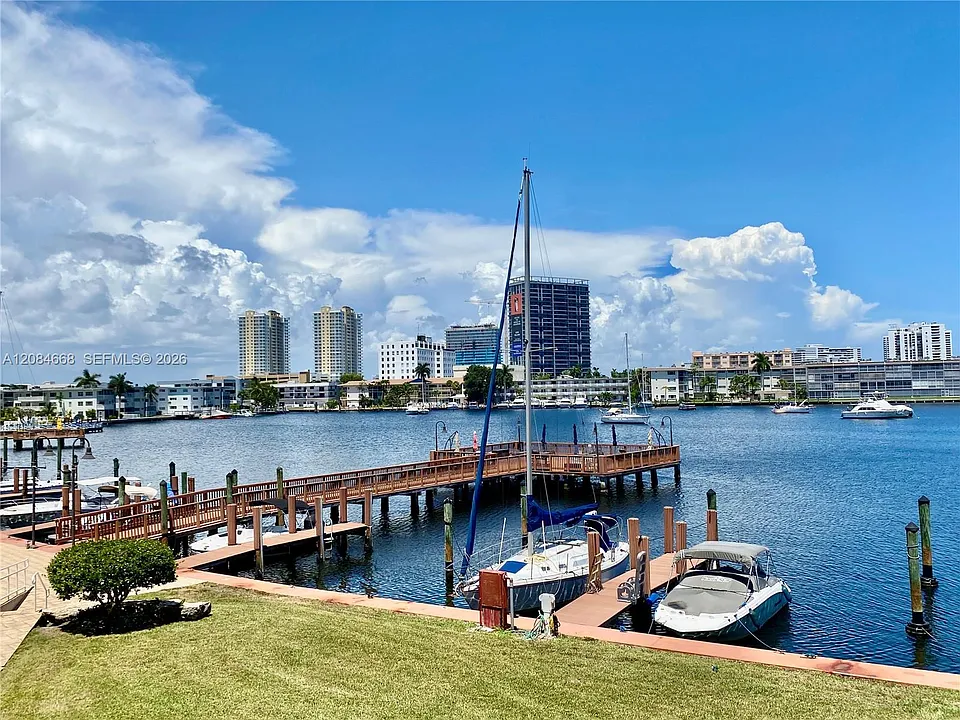 400 Golden Isles Dr #9