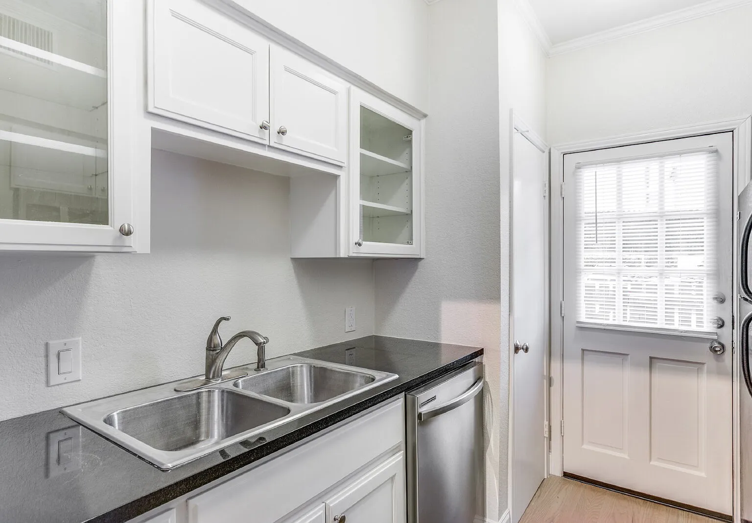 1 bed, 1.0 bath, 744 sqft, $1,595 — Photo 2