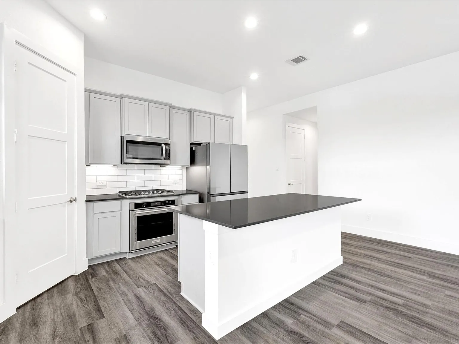 4 bed, 3.0 bath, 2320 sqft, $2,999 — Photo 4