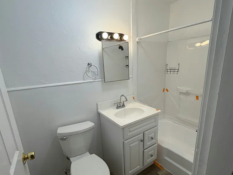 75 Crapo St New Bedford Spacious 3 Bedroom / 1 Bath New Appliances, Near the Beach! — Photo 27