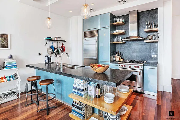 Sold by R New York | media 7