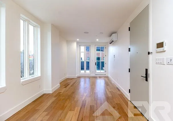 196 Freeman St — Photo 9