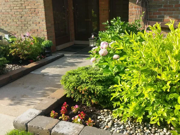 18344 University Park Dr, Livonia, MI 48152