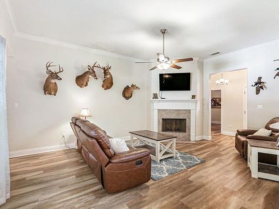4th image of 601 Evergreen Dr