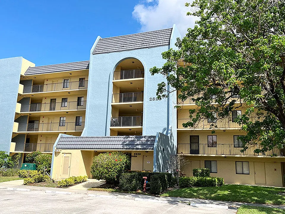 2828 Tennis Club Dr #207